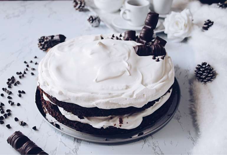 Chocolate fudge cake farcita con panna