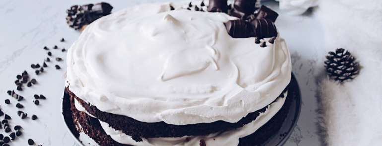 Chocolate fudge cake farcita con panna